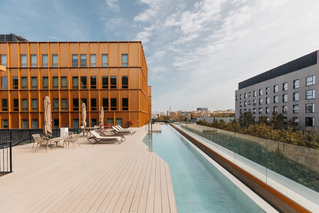 Infinity pool over 40 metres long at aparto Barcelona Pallars | PBSA News